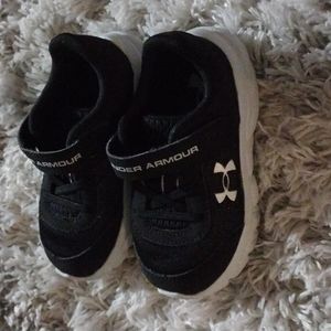 Toddlers under armour shoes black